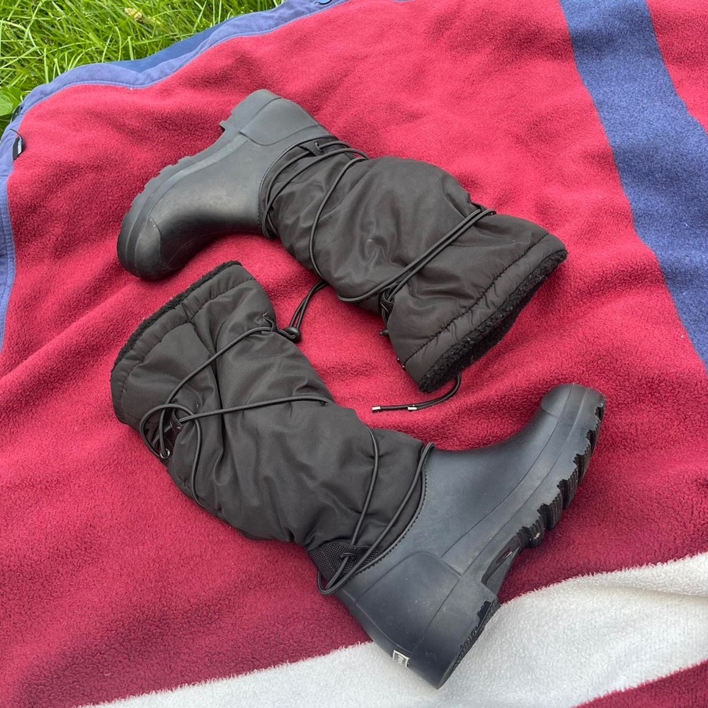 Dirty Laundry black nylon mid-calf snow boots
Women’s 8
Water resistant